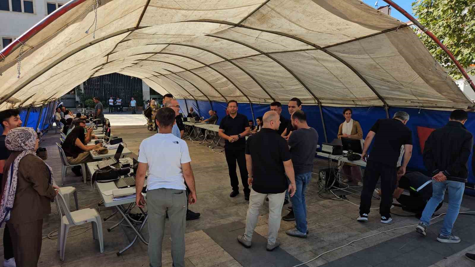 Deprem sonrası belediye hizmetlerini çadırda sürdürüyor