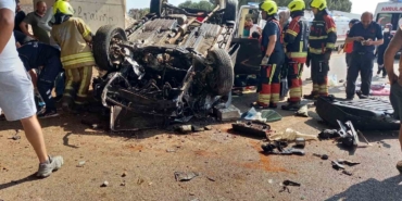 Takla atan otomobilde sıkışan 2 kişiyi itfaiye kurtardı