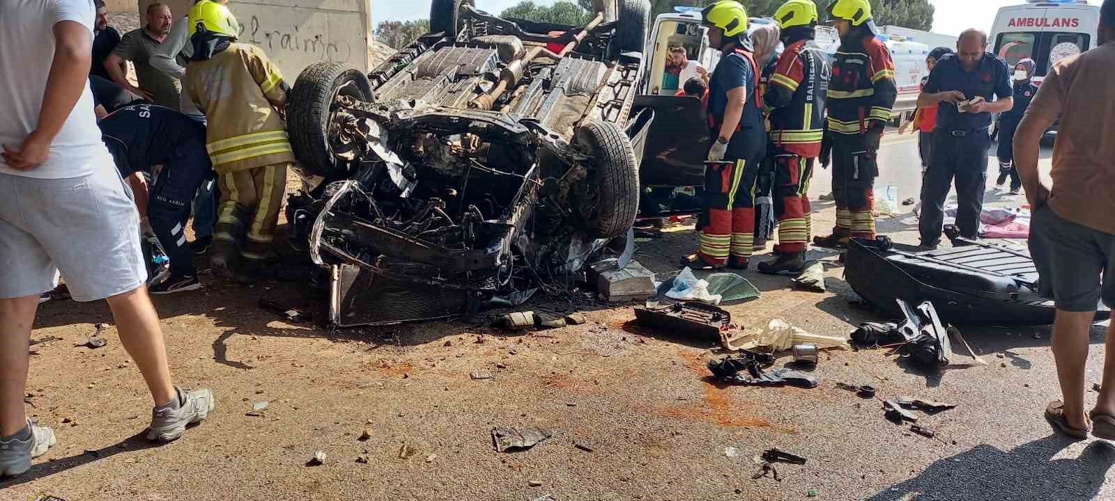 Takla atan otomobilde sıkışan 2 kişiyi itfaiye kurtardı