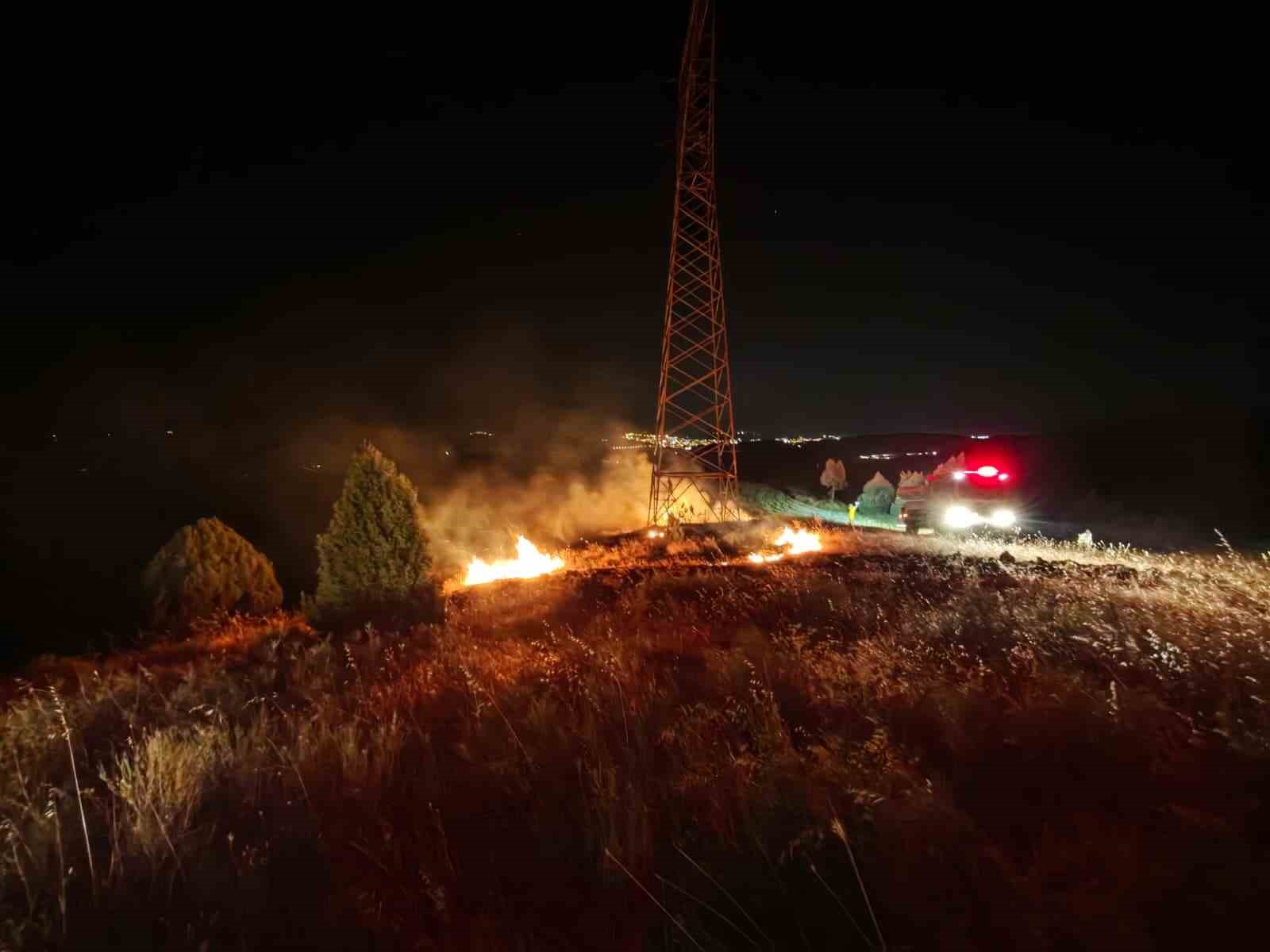 Yüksek gerilim hattı altında çıkan yangın korkuttu