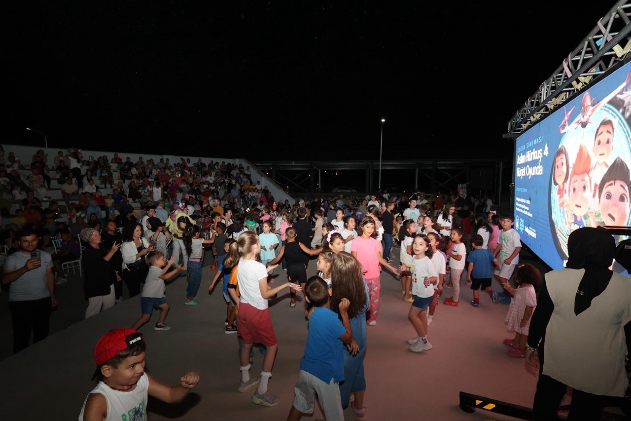 Yenikent’te çocukların sinema keyfi