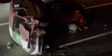 Hafif ticari araç, lastiği patlayan otomobile çarparak yan yattı: 2 çocuk yaralı