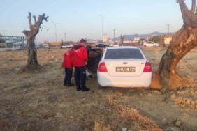 Burhaniye’de kazada araçta sıkışan vatandaşı itfaiye kurtardı