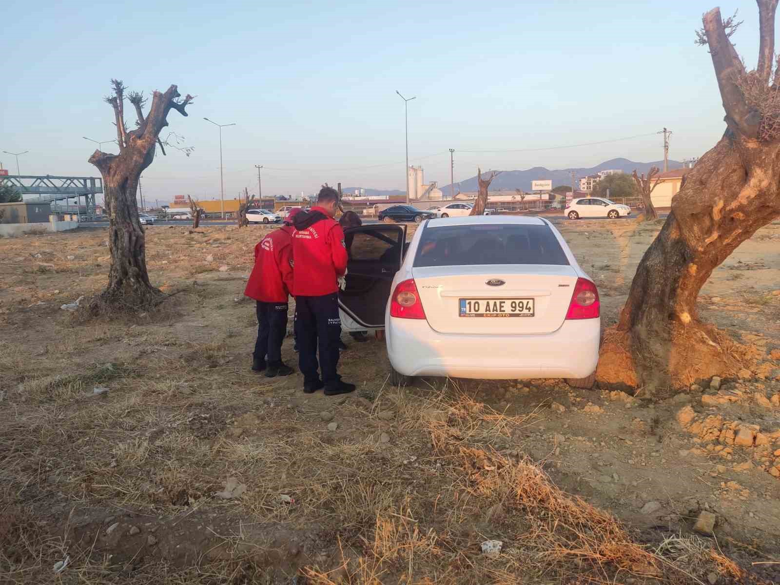 Burhaniye’de kazada araçta sıkışan vatandaşı itfaiye kurtardı