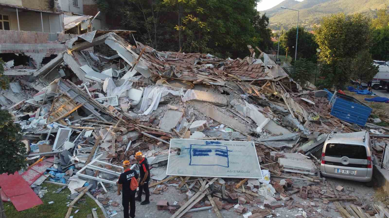 Sındırgı depreminde çöken bina sabahın ilk ışıkları ile havadan görüntülendi