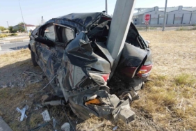 Otomobil direğe ok gibi saplandı: 3 yaralı