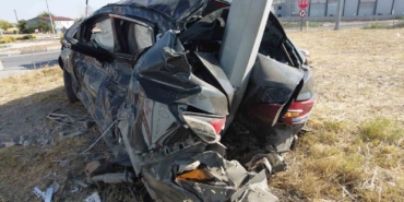 Otomobil direğe ok gibi saplandı: 3 yaralı