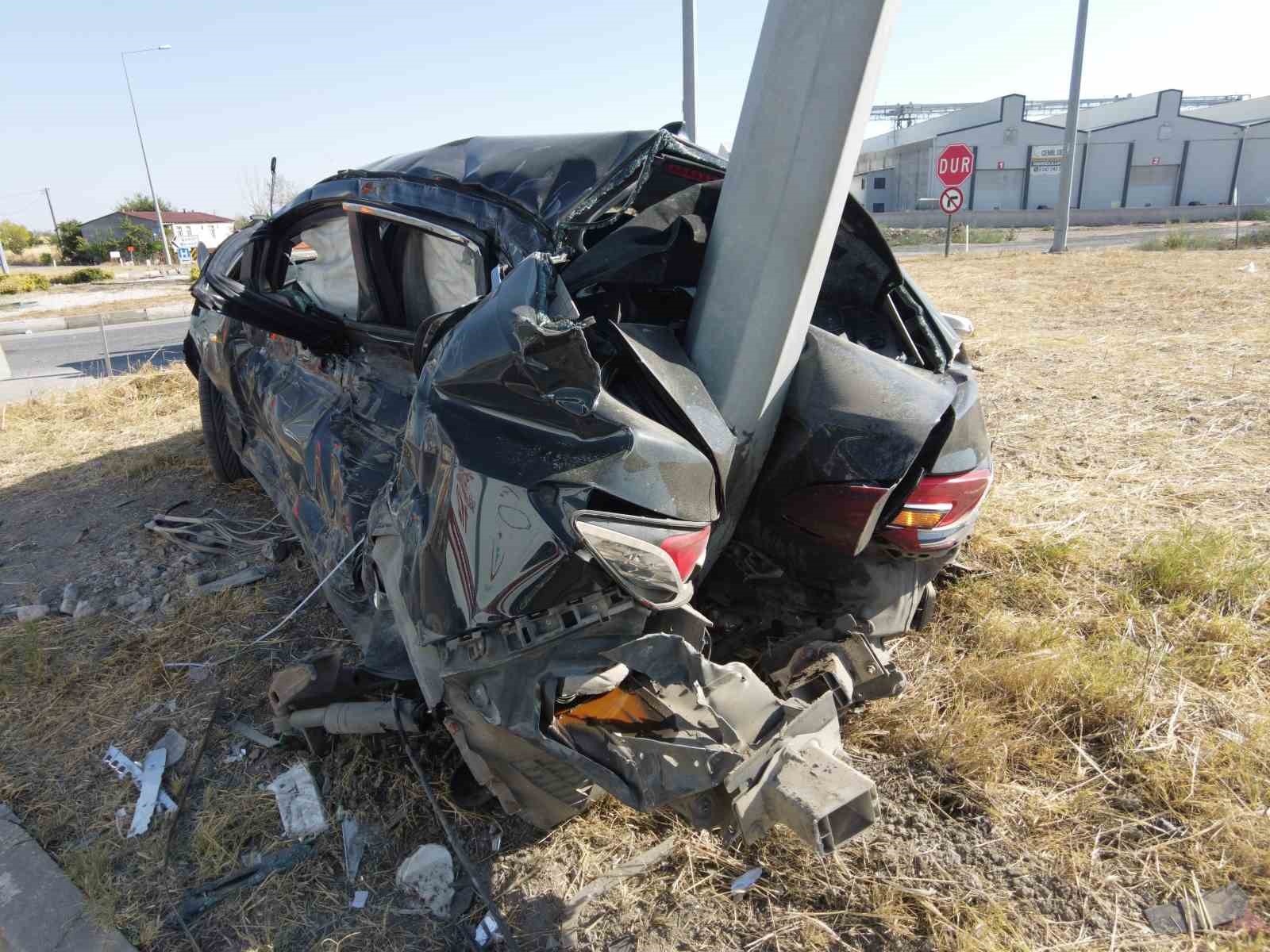 Otomobil direğe ok gibi saplandı: 3 yaralı