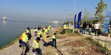 Körfez’de kıyı temizliği: Yarım saatte 70 kilo atık toplandı