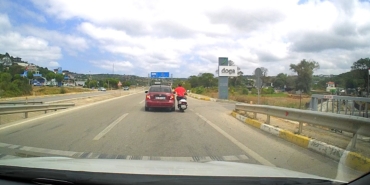 Motosiklet sürücüsü canını hiçe saydı