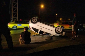 Şişli’de kontrolden çıkan araç kaldırıma çarparak takla attı