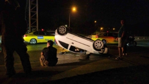 Şişli’de kontrolden çıkan araç kaldırıma çarparak takla attı