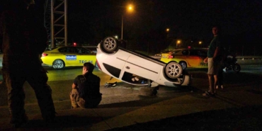Şişli’de kontrolden çıkan araç kaldırıma çarparak takla attı