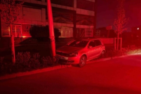 Bir hafta içinde aynı yerde ikinci kaza: Elektrik direğine çarptı