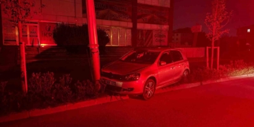Bir hafta içinde aynı yerde ikinci kaza: Elektrik direğine çarptı