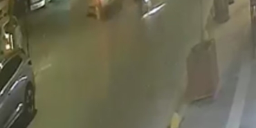 Motosiklet sürücüsünün takla attığı kaza güvenlik kamerasına yansıdı