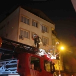 Pendik’te 3 katlı binanın çatısında yangın paniği