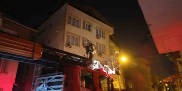 Pendik’te 3 katlı binanın çatısında yangın paniği