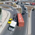 Arnavutköy’de facia ucuz atlatıldı: Kömür yüklü tırın konteyneri böyle yola devrildi