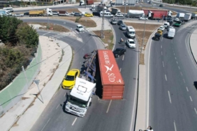 Arnavutköy’de facia ucuz atlatıldı: Kömür yüklü tırın konteyneri böyle yola devrildi