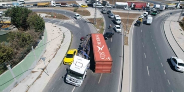 Arnavutköy’de facia ucuz atlatıldı: Kömür yüklü tırın konteyneri böyle yola devrildi