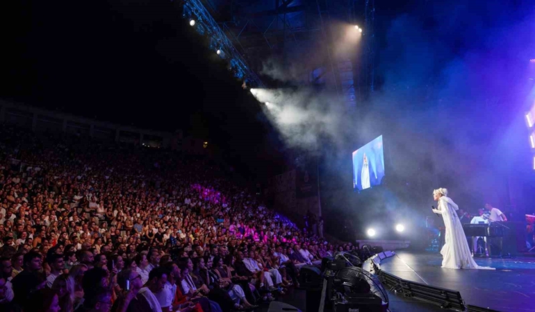 79 yaşındaki Süperstar Ajda Pekkan 3 saat kaldığı sahnede 45 şarkı söyledi