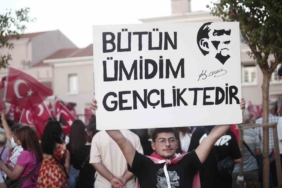 Bursa’da 30 Ağustos Zafer Bayramı coşkusu fener alayı ve Göksel konseriyle taçlandı