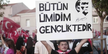 Bursa’da 30 Ağustos Zafer Bayramı coşkusu fener alayı ve Göksel konseriyle taçlandı