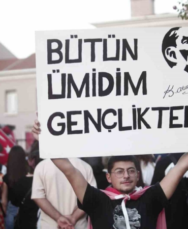 Bursa’da 30 Ağustos Zafer Bayramı coşkusu fener alayı ve Göksel konseriyle taçlandı