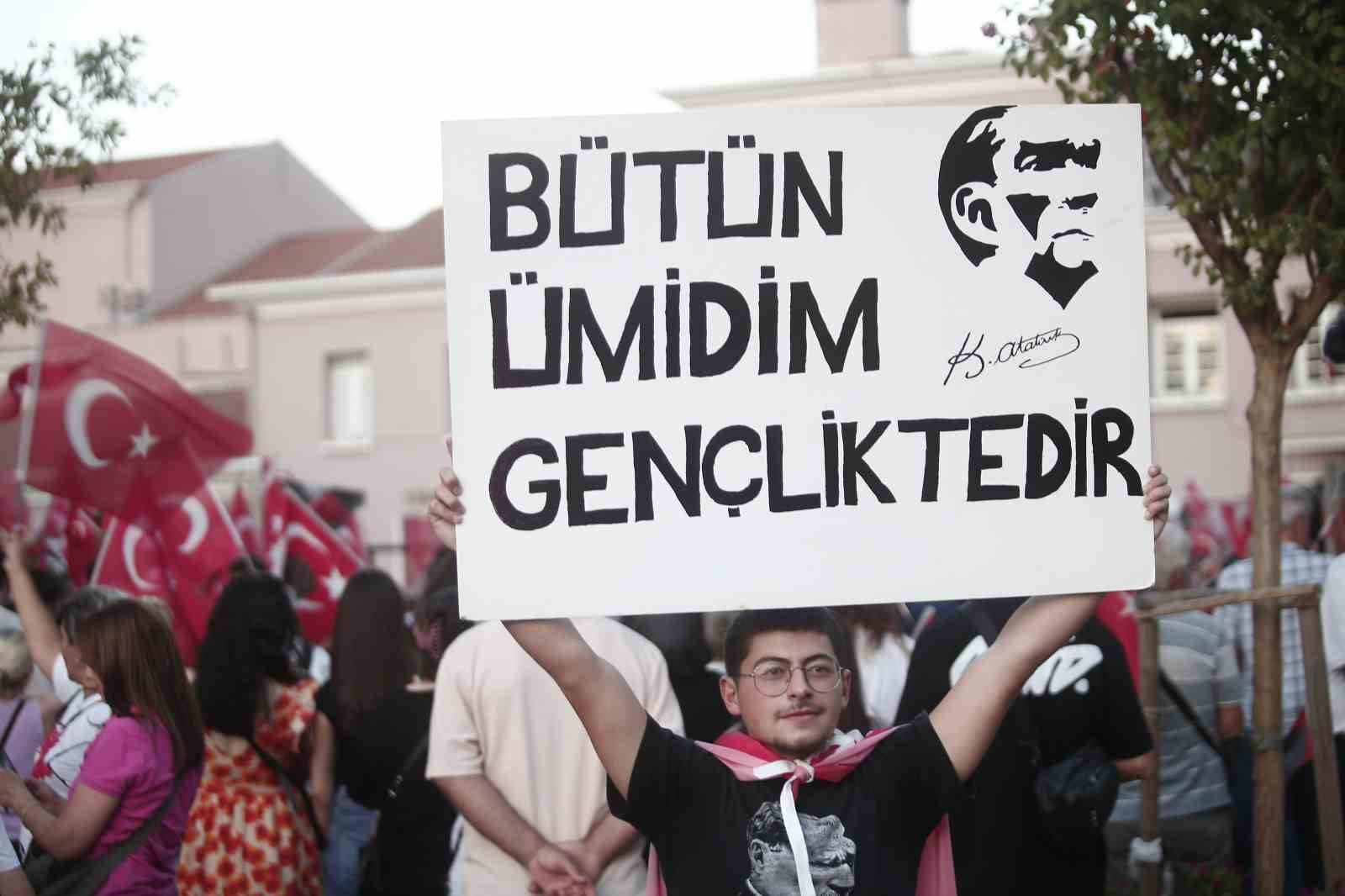 Bursa’da 30 Ağustos Zafer Bayramı coşkusu fener alayı ve Göksel konseriyle taçlandı