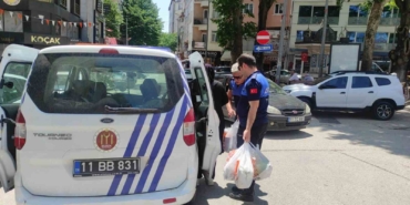 Vatandaşların duyguları ile oynadı, topladığı paralarla aldığı malzemelerle taksi beklerken yakalandı