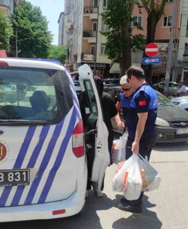 Vatandaşların duyguları ile oynadı, topladığı paralarla aldığı malzemelerle taksi beklerken yakalandı