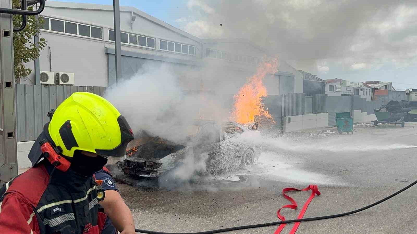 Bandırma Sanayi Sitesi’nde araç yangını korkuttu