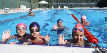 Minik yüzücülerin sertifika heyecanı