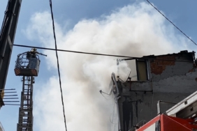Küçükçekmece’de korkutan çatı yangını