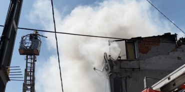 Küçükçekmece’de korkutan çatı yangını