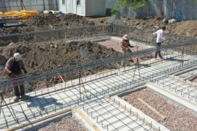 Vezirçiftliği spor salonu inşaatı sürüyor