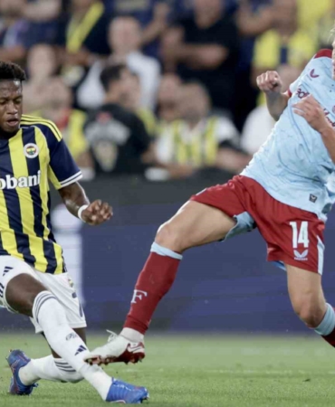 UEFA Şampiyonlar Ligi: Fenerbahçe: 2 - Feyenoord: 1 (İlk yarı)