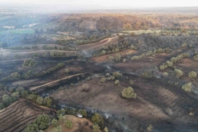 Boşaltıldıktan sonra alevlere teslim olan köy böyle görüntülendi