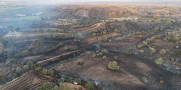 Boşaltıldıktan sonra alevlere teslim olan köy böyle görüntülendi