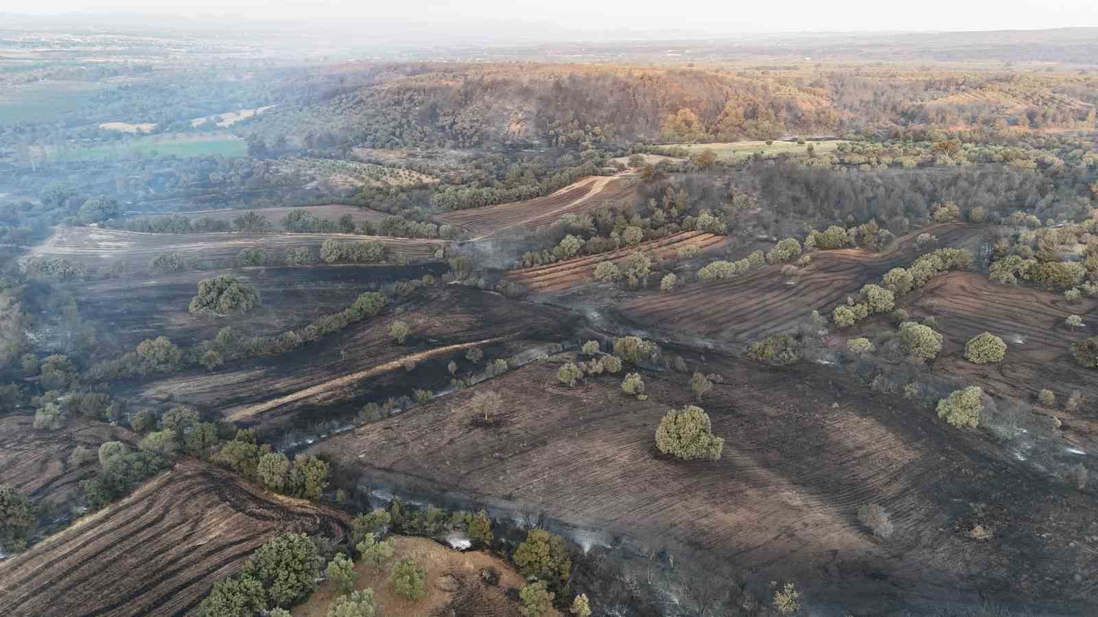 Boşaltıldıktan sonra alevlere teslim olan köy böyle görüntülendi