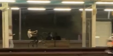 Metro istasyonunda tek teker üzerinde bisiklet sürdü