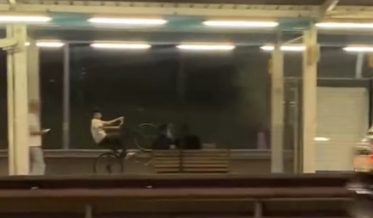 Metro istasyonunda tek teker üzerinde bisiklet sürdü