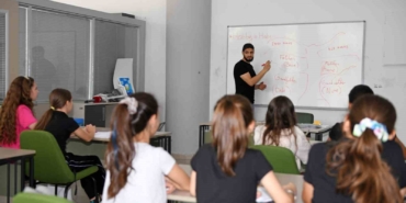 Yabancı üniversite öğrencilerinden Osmangazili çocuklara İngilizce eğitimi