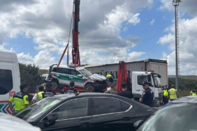 Gişelerde kontrolden çıkan tır jandarma aracına çarptı: 5 yaralı