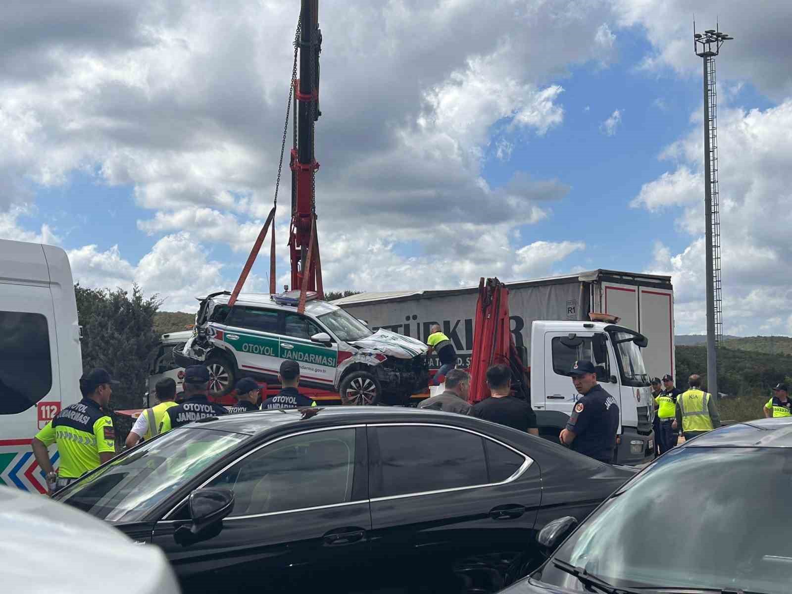 Gişelerde kontrolden çıkan tır jandarma aracına çarptı: 5 yaralı