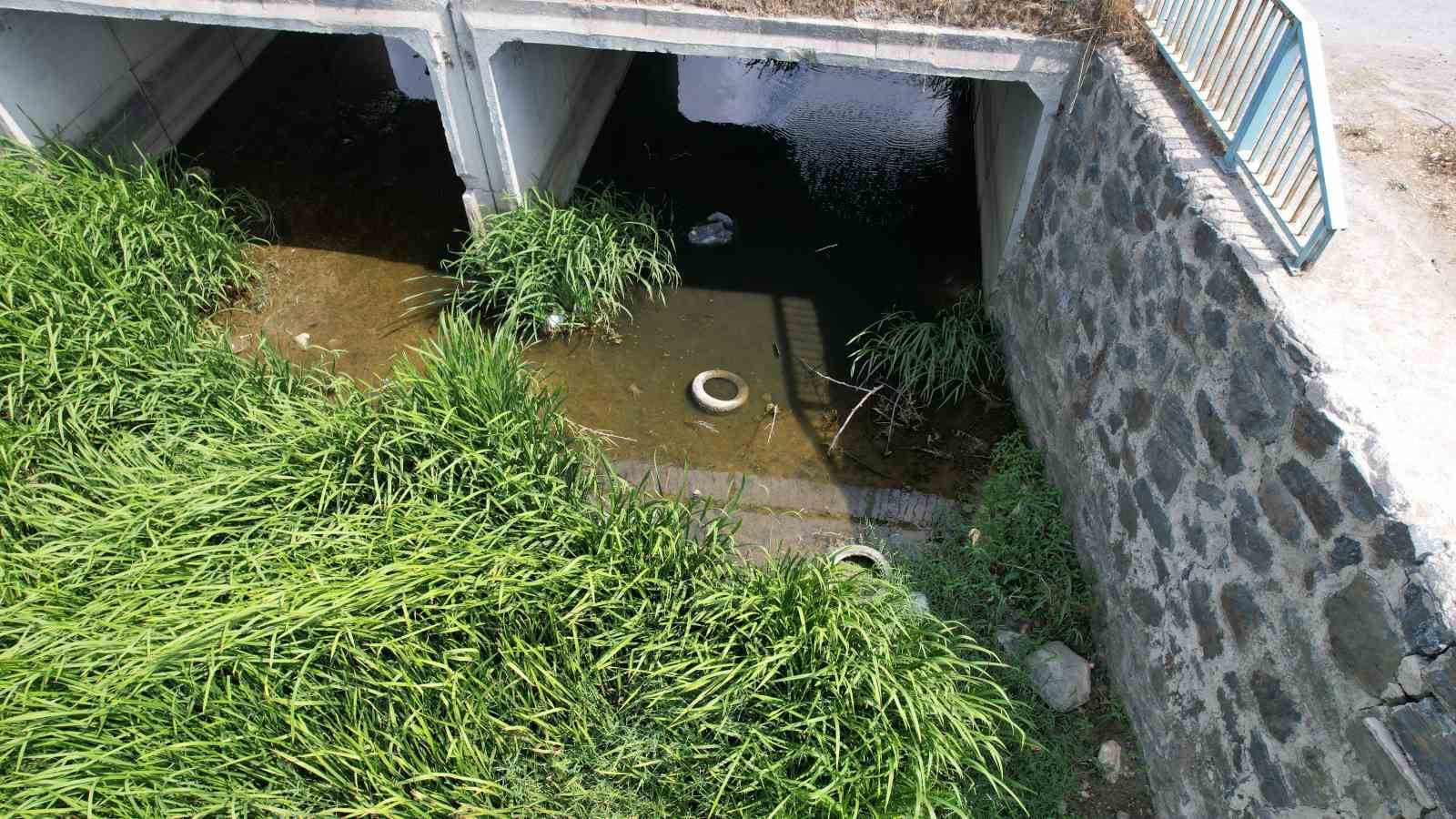 Arnavutköy’de dere yatağındaki kirlilik endişelendiriyor