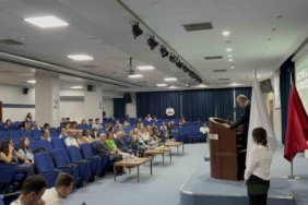 Profesörden yapay zeka uyarısı: "Bu hızlı gelişmenin arkasında kalmamalıyız"