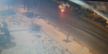 Kaygan zemine kapılan motosikletin devrildiği anlar kamerada