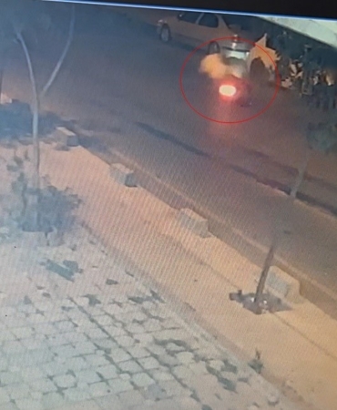 Kaygan zemine kapılan motosikletin devrildiği anlar kamerada